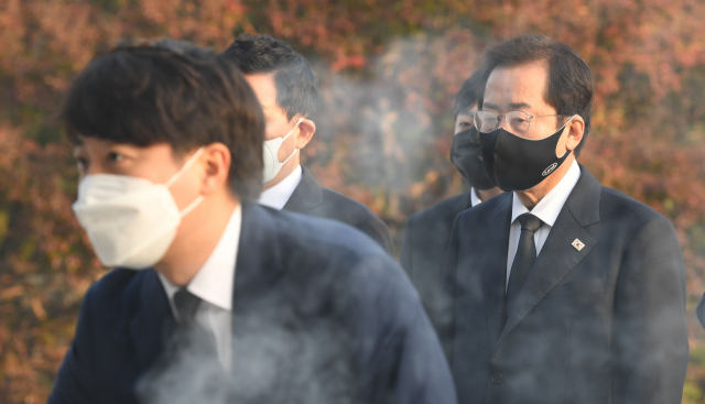 국민의힘 이준석 대표와 홍준표 대선경선후보가 26일 오전 서울 동작구 국립서울현충원을 방문해 현충탑을 참배하고 있다. 연합뉴스