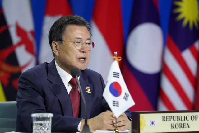 문재인 대통령이 27일 청와대 충무실에서 화상으로 진행된 제16차 동아시아 정상회의에서 발언하고 있다. 연합뉴스