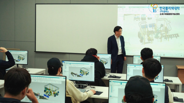 한국폴리텍대학 구미캠퍼스 기계시스템과 학생들이 수업에 여념이 없다. 한국폴리텍대학 구미캠퍼스 제공