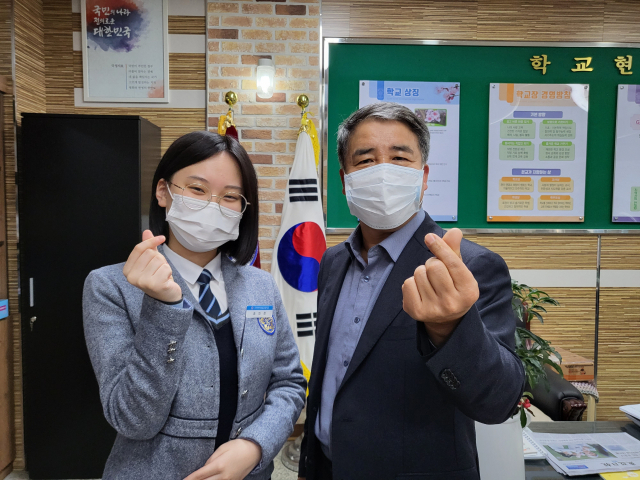 송민경(왼쪽) 학생