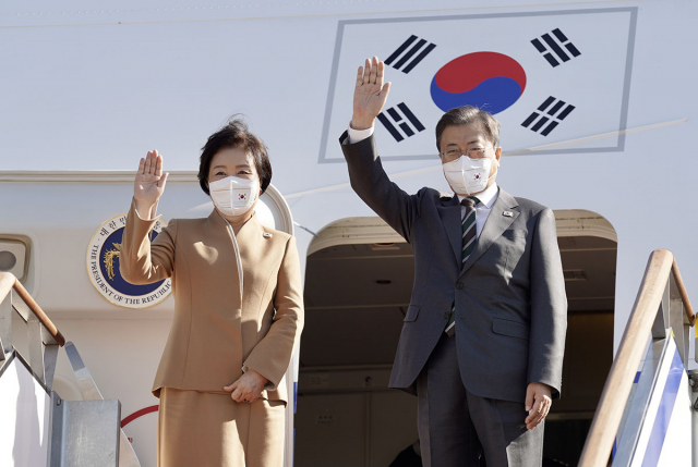 문재인 대통령은 이탈리아 로마에서 열리는 주요 20개국(G20) 정상회의에 참석하기 위해 28일 경기도 성남에 있는 서울공항을 통해 출국했다. 문 대통령은 7박 9일 동안 이탈리아 외에도 영국과 헝가리를 방문할 예정이다. 사진은 문 대통령과 김정숙 여사가 공군 1호기에 탑승하며 인사하는 모습. 2021.10.28 청와대 제공