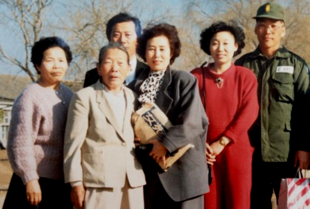 강구정(맨 오른쪽) 씨가 3사관학교 훈련 중 면회 온 어머니 최복순(왼쪽 두번째) 씨 등 가족들과 찍은 기념사진. 가족제공.