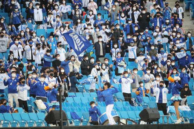 대구삼성라이온즈파크를 찾은 삼성 팬들이 팀 응원을 이어가고 있다. 삼성라이온즈 제공