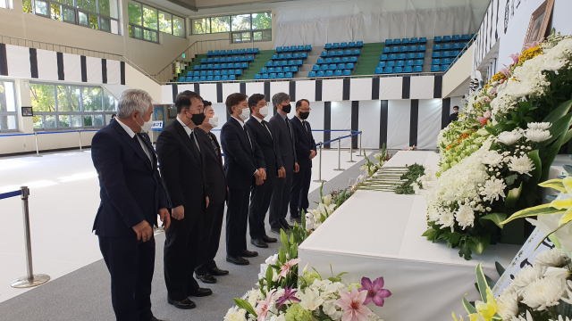 더불어민주당 대구시당은 28일 김대진 시당위원장과 일부 지역위원장들이 대구 달서구 두류공원에 설치된 고(故) 노태우 전 대통령의 분향소를 찾아 조문했다. 민주당 제공