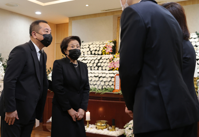 전두환 전 대통령의 부인 이순자 여사가 28일 서울 종로구 서울대병원 장례식장에 마련된 고(故) 노태우 전 대통령 빈소를 찾아 조문하고 있다. 2021. 10. 28 [사진공동취재단] 연합뉴스