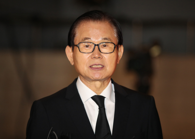 26일 사망한 노태우 전 대통령의 빈소가 마련될 서울 종로구 서울대학병원 장례식장 입구에서 노 전 대통령의 사촌 처남이자 6공화국의 황태자로 불리던 박철언 전 장관이 취재진에 노 전 대통령의 업적에 관해 설명하고 있다. 이날 오후 서울대학병원에서 사망한 노 전 대통령의 빈소는 27일 오전 이 병원 장례식장에 꾸려질 예정이다. 연합뉴스
