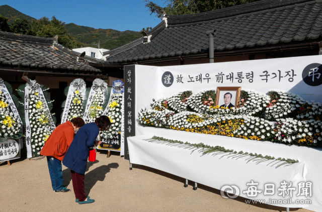 28일 대구시 동구 신용동 노태우 전 대통령 생가에 마련된 분향소에서 조문객들이 고인의 명복을 빌고 있다. 우태욱 기자 woo@imaeil.com