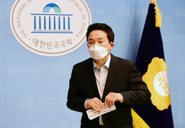 국민의힘 원희룡 대선 경선 후보가 28일 오전 서울 여의도 국회에서 대장동 게이트 관련 긴급 기자회견을 마친뒤 소통관을 나서고 있다. 연합뉴스
