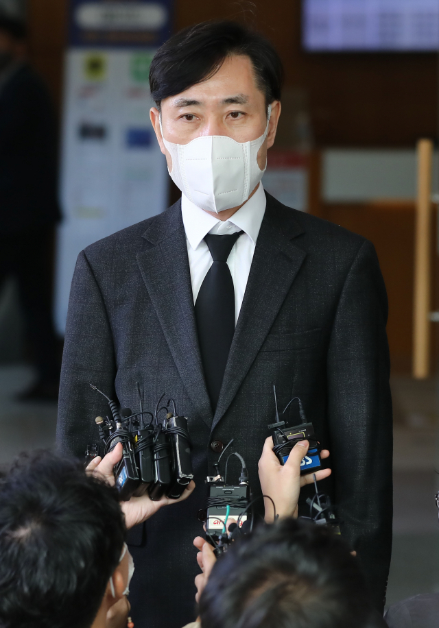 국민의힘 하태경 의원이 27일 서울대병원 장례식장에 마련된 노태우 전 대통령 빈소를 찾아 조문한 뒤 기자들의 질문에 답하고 있다. 연합뉴스