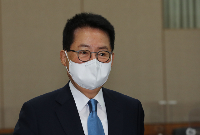 박지원 국가정보원장이 28일 국정원에서 열린 정보위원회의 국정원 국정감사에 출석하고 있다. 연합뉴스