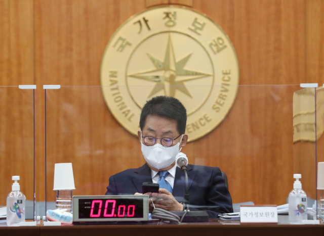 박지원 국가정보원장이 28일 국가정보원 청사에서 열린 국회 정보위원회 2021년도 국가정보원 국정감사 시작을 기다리고 있다. 연합뉴스