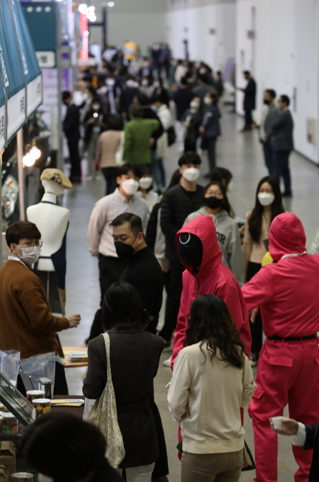 28일 대구 북구 엑스코(EXCO)가 모처럼 활기를 띠고 있다. 엑스코는 이날부터 5개 전시회를 동시에 개최한다고 밝혔다. 안성완 기자 asw0727@imaeil.com