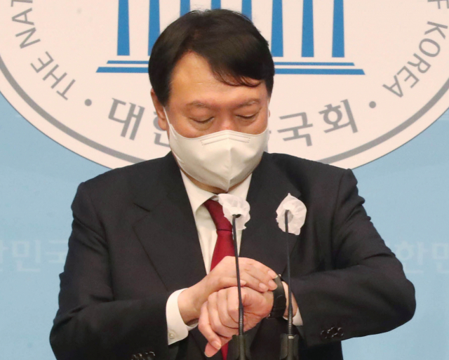 국민의힘 윤석열 대선 경선 후보가 28일 국회 소통관에서 대국민 지지호소문을 발표하기 전 시간을 확인하고 있다. 연합뉴스