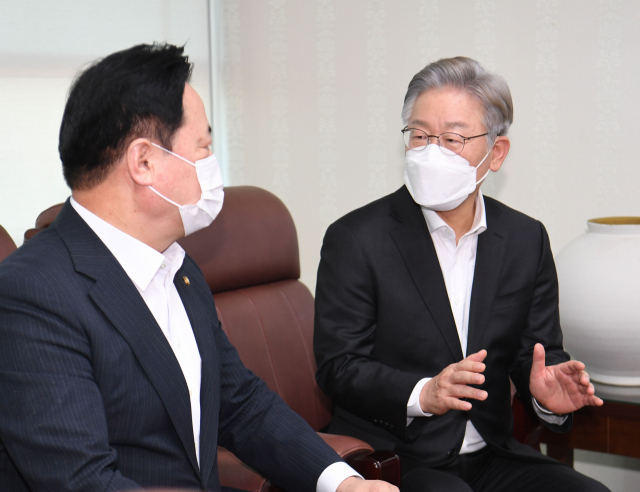 더불어민주당 이재명 대선 후보(오른쪽)와 김두관 의원이 28일 오후 서울 여의도 국회 의원회관의 김 의원 사무실에서 대화하고 있다. 연합뉴스