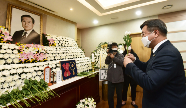 더불어민주당 윤호중 원내대표가 28일 서울 종로구 서울대병원 장례식장에 마련된 고 노태우 전 대통령 빈소에서 조문하고 있다. 연합뉴스