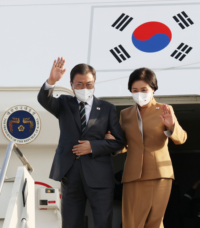 문재인 대통령과 김정숙 여사가 주요 20개국(G20) 정상회의 참석과 교황청 공식방문을 위해 28일 이탈리아 로마 피우미치노 국제공항에 도착, 공군 1호기에서 내리며 인사하고 있다. 연합뉴스