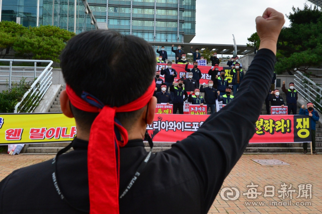 포항 시내버스가 29일 오전 첫차부터 파업이 예고됐으나 밤 사이 진행된 노사 합의로 극적 철회됐다. 사진은 최근 코리아와이드포항 시내버스 노조가 임급협상을 요구하며 항의 시위를 진행하는 모습. 매일신문DB