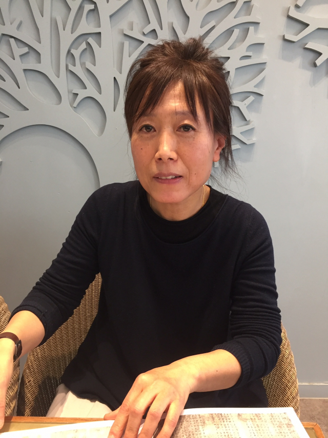 프랑스 파리에서 30여 년째 판화가로 활동하면서 한류문화의 전도사 역할을 하고 있는 판화가 정현 씨. 우문기 기자