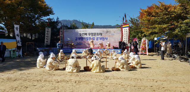 거창삼베일소리 보존회 회원들이 공연을 펼치고 있다.거창무형문화재 전수관제공