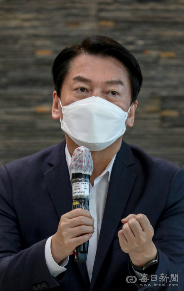 국민의당 안철수 대표가 29일 대구 청년센터에서 지역의 청년대표들과 간담회에서 발언을 하고 있다. 안성완 기자 asw0727@imaeil.com