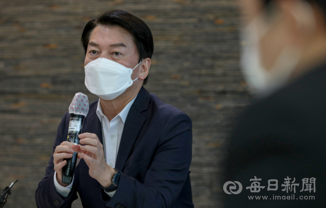 국민의당 안철수 대표가 29일 대구 청년센터에서 지역의 청년대표들과 간담회에서 발언을 하고 있다. 안성완 기자 asw0727@imaeil.com