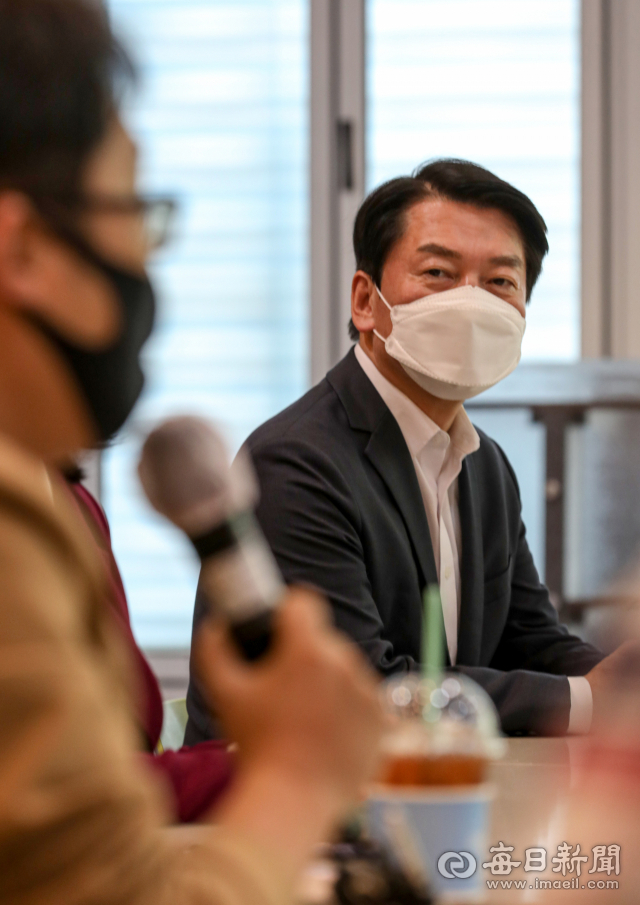 국민의당 안철수 대표가 29일 대구 중구 청년센터에서 지역의 청년대표들과 간담회를 하고 있다. 안성완 기자 asw0727@imaeil.com