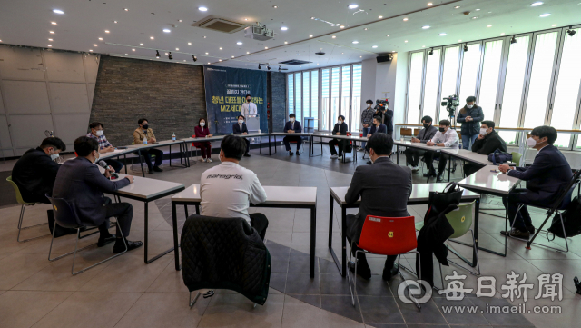 국민의당 안철수 대표가 29일 대구 중구 청년센터에서 지역의 청년대표들과 간담회를 하고 있다. 안성완 기자 asw0727@imaeil.com