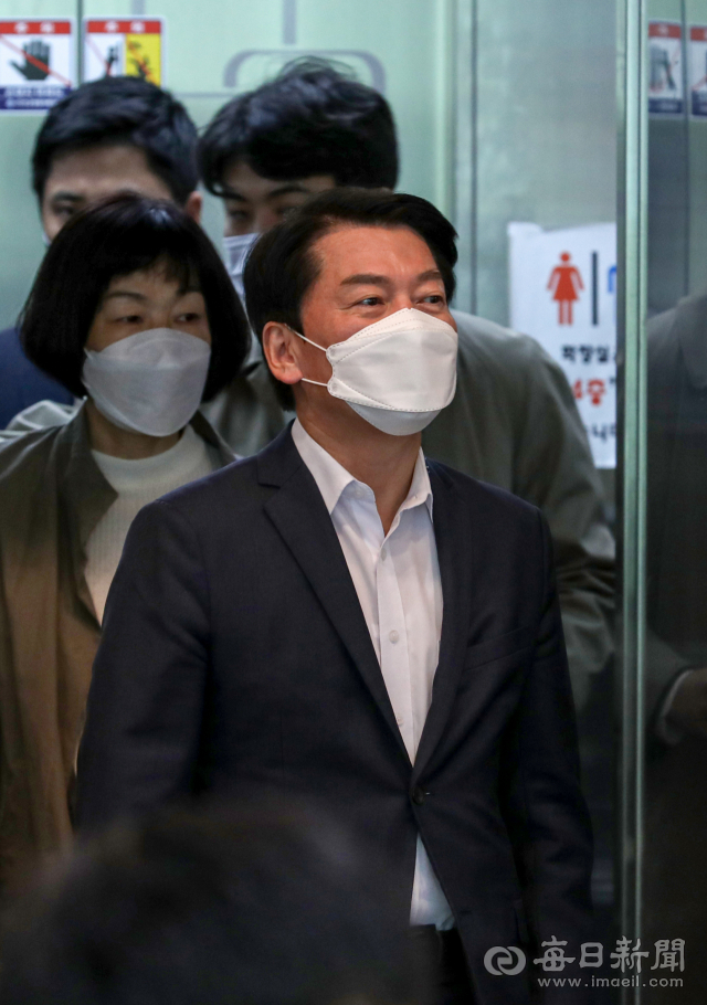 국민의당 안철수 대표가 29일 대구 중구 청년센터에서 지역의 청년대표들과 간담회를 하기위해 행사장으로 들어오고 있다. 안성완 기자 asw0727@imaeil.com