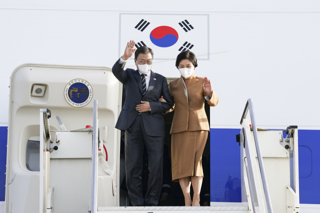 문재인 대통령과 김정숙 여사가 주요 20개국(G20) 정상회의 참석과 교황청 공식방문을 위해 28일(현지시간) 이탈리아 로마 피우미치노 국제공항에 도착, 공군 1호기에서 내리며 인사하고 있다. 연합뉴스