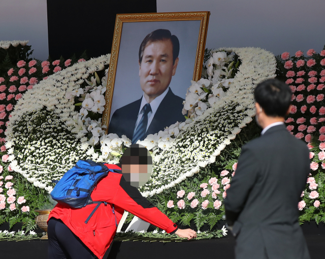 29일 오전 서울광장에 설치된 고 노태우 전 대통령 국가장 합동분향소를 찾은 한 시민이 헌화하고 있다. 연합뉴스