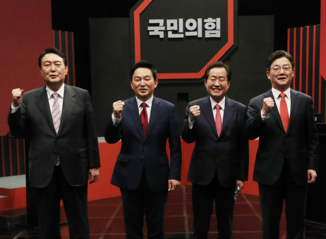 29일 오후 서울 마포구 상암 DDMC 채널A 상암스튜디오에서 국민의힘 제20대 대선 경선 후보자 제9차 토론회가 열렸다. 이날 토론회에 앞서 윤석열, 원희룡, 홍준표, 유승민 후보가 기념촬영을 하고 있다. 연합뉴스