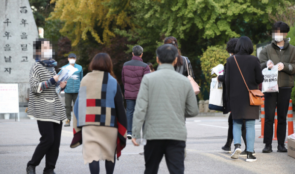 제31회 공인중개사 시험이 실시된 2020년 10월 31일 오전 시험이 치러진 서울 용산구의 한 고등학교로 응시생들이 들어가고 있다. (연합뉴스)