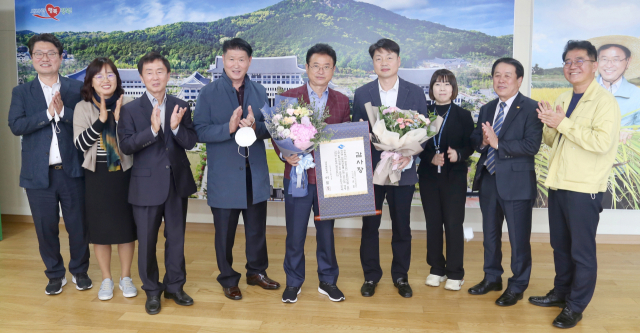인덕의료재단 이윤환(오른쪽 네 번째) 이사장이 지역사회를 위한 기부와 국내 최대 의료서비 구축과 실천으로 이철우 경북도지사로부터 감사장을 받았다. 안동시 제공