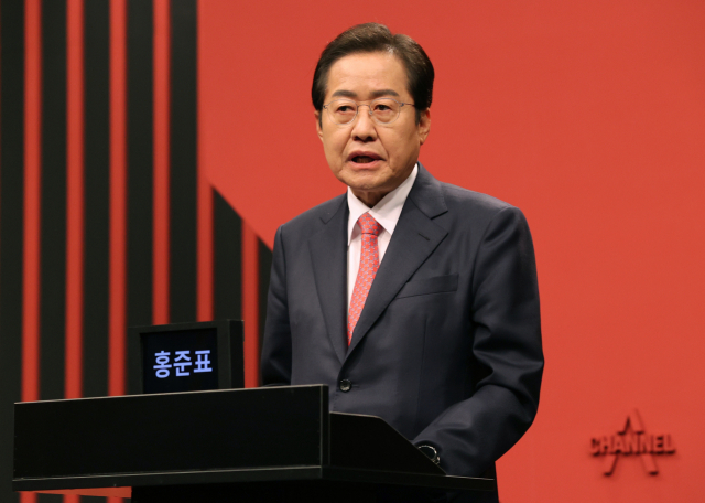 29일 오후 서울 마포구 상암 DDMC 채널A 상암스튜디오에서 국민의힘 제20대 대선 경선 후보자 제9차 토론회가 열렸다. 이날 토론회에 앞서 홍준표 후보가 일대일 맞수토론 리허설을 하고 있다. 연합뉴스