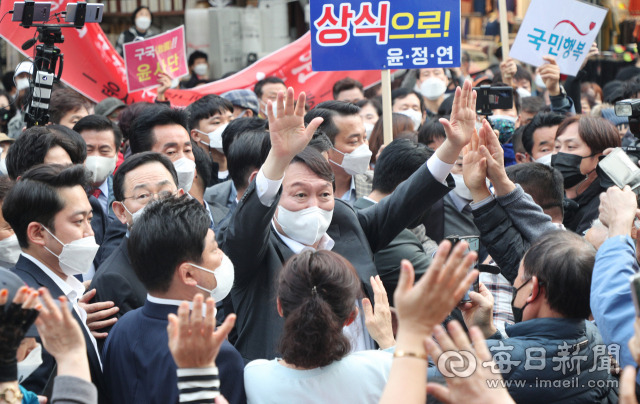 윤석열 국민의힘 대선 경선 후보가 30일 대구 서문시장을 찾아 지지자들에게 손을 들어 인사하고 있다. 성일권 기자 sungig@imaeil.com