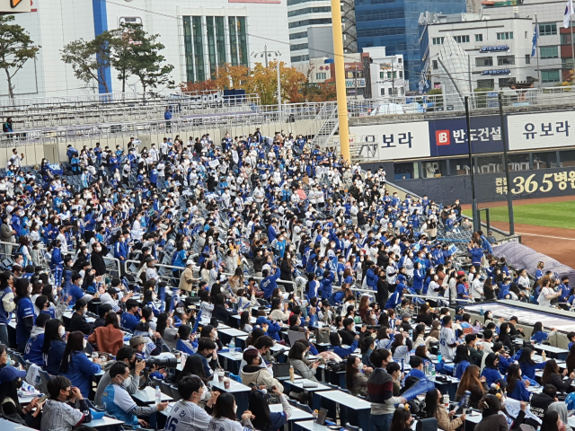 30일 삼성라이온즈와 NC다이노스의 경기가 열린 창원NC파크에 삼성 팬들이 관중석을 가득 메우고 있다. 김우정 기자