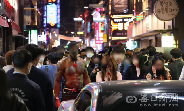 국내 코로나19 신규 확진자가 사흘 연속 2천 명을 돌파한 30일 밤 대구 중구 동성로 클럽 골목에 핼러윈데이 축제를 즐기기 위해 모인 사람들로 북새통을 이루고 있다. 이날 0시 기준 대구 지역 신규 확진자는 90명을 기록했다. 안성완 기자 asw0727@imaeil.com