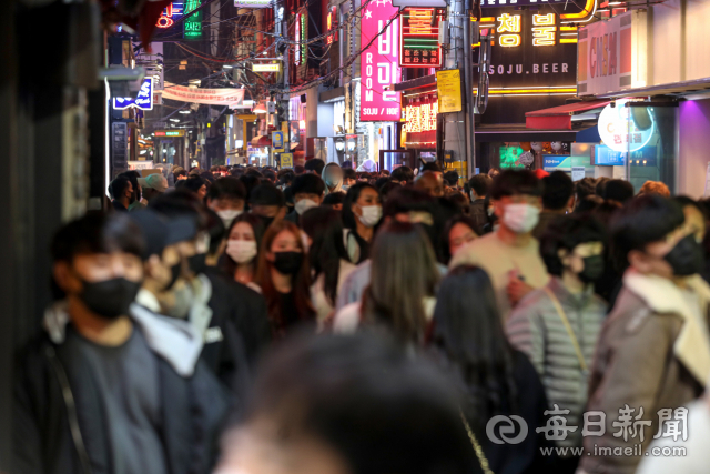 국내 코로나19 신규 확진자가 사흘 연속 2천 명을 돌파한 30일 밤 대구 중구 동성로 클럽 골목에 핼러윈데이 축제를 즐기기 위해 모인 사람들로 북새통을 이루고 있다. 이날 0시 기준 대구 지역 신규 확진자는 90명을 기록했다. 안성완 기자 asw0727@imaeil.com