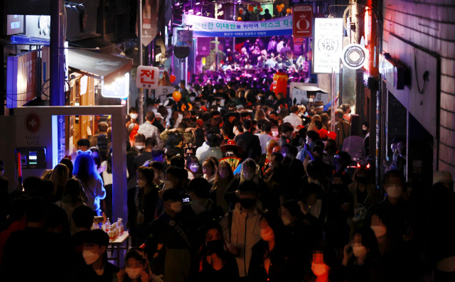 핼러윈 데이를 하루 앞둔 30일 오후 서울 용산구 이태원 세계음식거리를 찾은 시민들이 거리를 오가고 있다. 연합뉴스