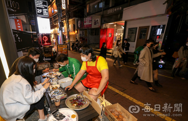 핼러윈데이를 맞은 30일 밤 대구 중구 동성로 클럽 골목에 축제를 즐기기 위해 나온 시민들이 넷플릭스 인기 드라마 