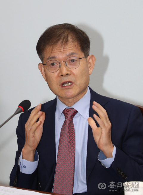 김성호 대구시 지방분권협의회 개헌특위 부위원장이 발언을 하고 있다. 안성완 기자 asw0727@imaeil.com