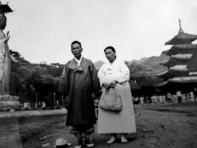 1974년 5월 법주사 나들이에서 아버지 구자기(왼쪽)와 어머니. 가족제공.