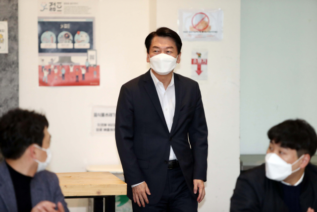 국민의당 안철수 대표가 29일 대구 청년센터에서 지역의 청년대표들과 간담회를 하기 위해 행사장으로 들어오고 있다. 연합뉴스