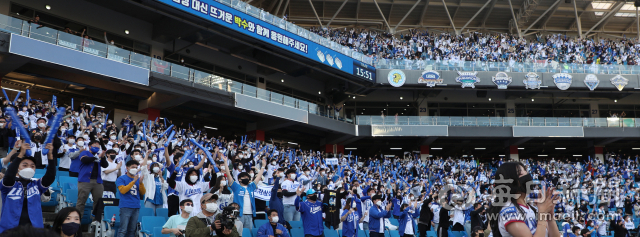 31일 오후 대구 삼성라이온즈파크에서 열린 프로야구 2021 정규시즌 1위 결정전 삼성 라이온즈와 kt wiz의 경기에 많은 관중들이 힘찬 응원을 하고 있다. 이날 경기에는 1만2천244명의 관중객이 입장해 2020년과 2021년 프로야구 전체 최다 관객 수를 기록했다. 안성완 기자 asw0727@imaeil.com