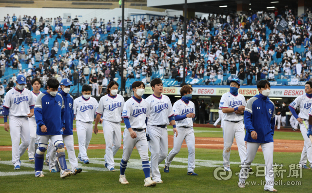 31일 오후 대구 삼성라이온즈파크에서 열린 프로야구 2021 정규시즌 1위 결정전에서 삼성라이온즈가 kt wiz에게 0대1로 패배하며 2위로 정규시즌을 마무리했다. 안성완 기자 asw0727@imaeil.com