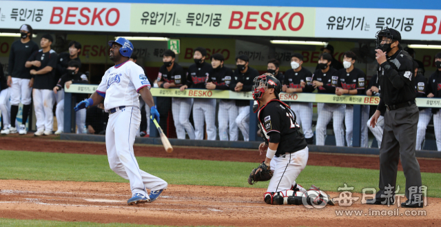 31일 오후 대구 삼성라이온즈파크에서 열린 프로야구 2021 정규시즌 1위 결정전 삼성 라이온즈와 kt wiz의 경기, 9회말 2아웃 상황에서 타석에 나선 호세 피렐라가 플라이 볼을 치고 있다. 이날 삼성라이온즈는 kt wiz에게 0대1로 패배하며 2위로 정규시즌을 마무리했다. 안성완 기자 asw0727@imaeil.com
