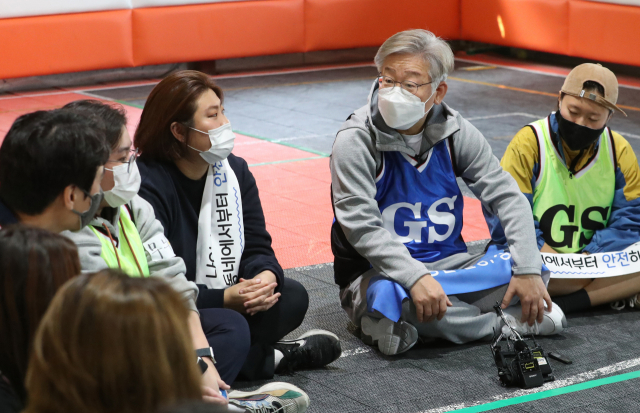더불어민주당 이재명 대선 후보가 31일 오전 경기도 고양시 덕양구 상암 농구장에서 2030 여성들과 