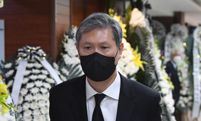 노재헌 동아시아문화센터 이사장이 28일 서울 종로구 서울대병원 장례식장에서 입관식을 마치고 고 노태우 전 대통령 빈소로 향하고 있다. 연합뉴스
