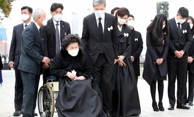 30일 서울 송파구 올림픽공원에서 열린 고(故) 노태우 전 대통령 국가장 영결식에서 부인 김옥숙 여사, 장녀 노소영 아트센터 나비 관장, 장남 노재헌 변호사 등 유족들이 추모를 위해 참석한 시민들에게 인사하고 있다. 연합뉴스