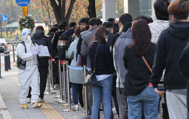 31일 오전 서울 송파구 보건소 선별진료소 앞에서 시민들이 신종 코로나바이러스 감염증 선별 검사를 받기 위해 대기하고 있다. 중앙방역대책본부는 이날 0시 기준으로 신규 확진자가 2천61명 늘어 누적 36만4천700명이라고 밝혔다. 신규 확진자 수는 전날과 비교하면 43명 적지만, 지난 28일(2천111명) 이후 나흘째 2천명대를 이어가고 있다. 연합뉴스